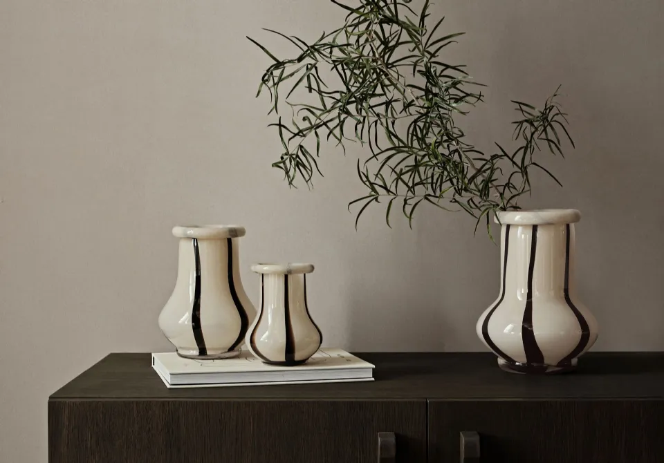 Design e versatilità: Vaso Riban o Ceramic Centrepiece