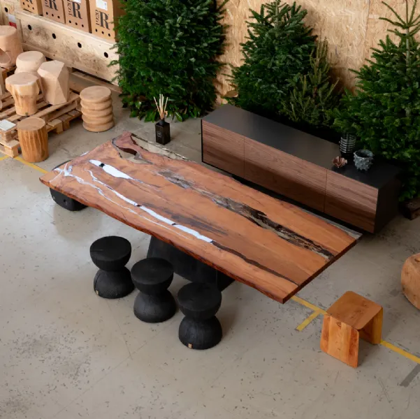 Immagine principale Tavolo Kauri con resina lati lunghi naturali base su misura laccato irondust